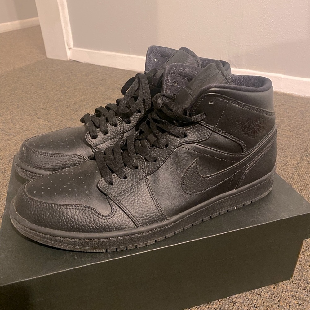 Jordan 1 Mid Black